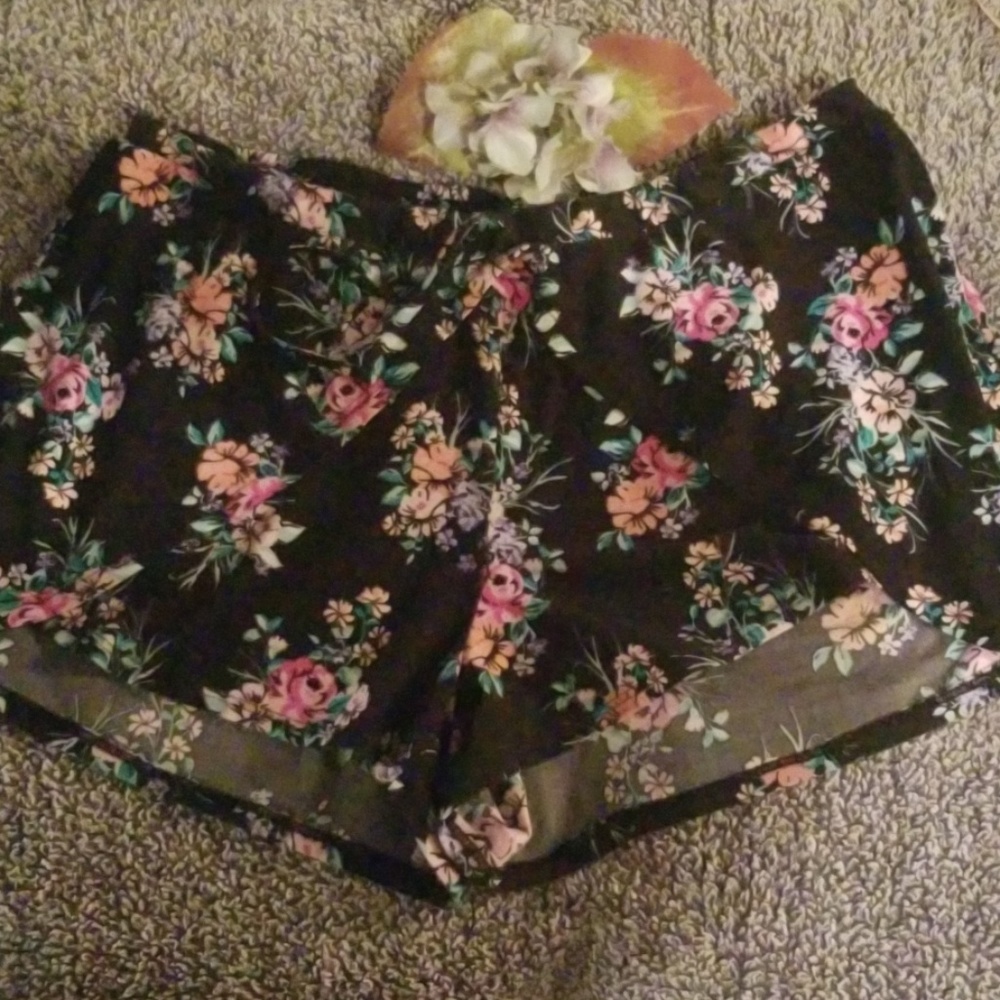 💗SALE Womens floral shorts Kristen nicole size xl